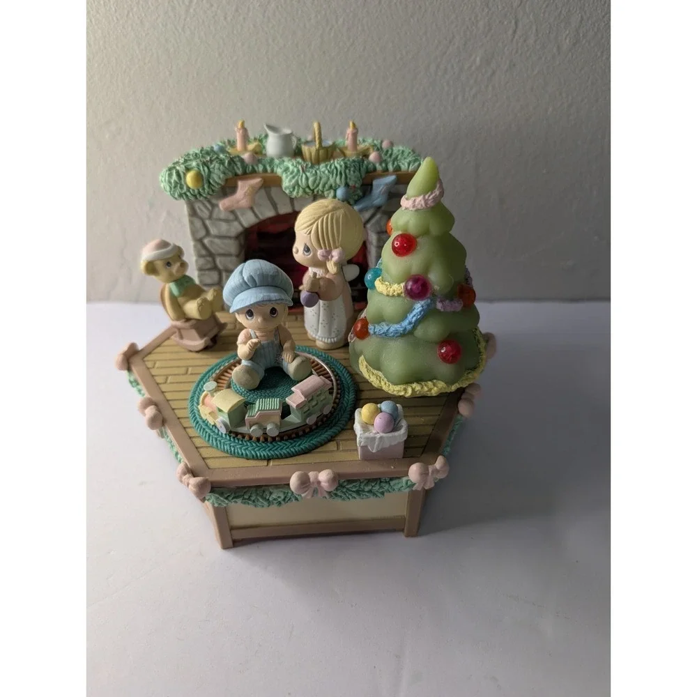 1990 Previous moments home for the Holidays Lighted‎ Animated Music box